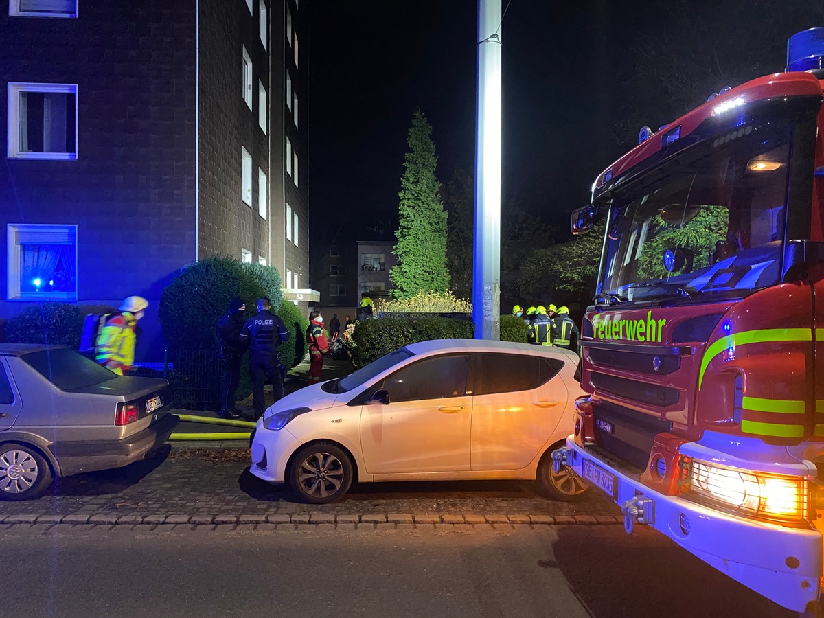 FW-GE: &quot;Feuer mit Menschenleben in Gefahr&quot; in Gelsenkirchen-Schalke / Ursprünglich gemeldeter Wasserrohrbruch entwickelt sich zu Küchenbrand