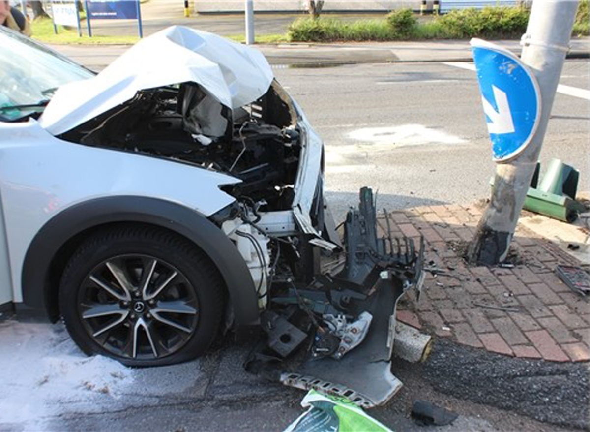 POL-ME: 57-jähriger Autofahrer bei Alleinunfall schwer verletzt - Hilden - 2304063