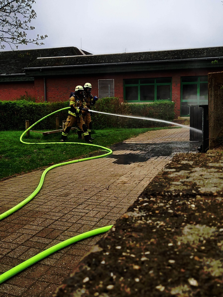 FW-EN: Massiver Wasserschaden in einem Einfamilienhaus am Ahlenberg - Feuer an der Hugo-Knauer-Grundschule am Karfreitag