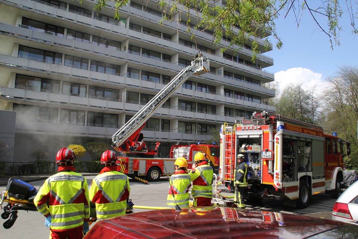 FW Mettmann: Kellerbrand in Hochhaus