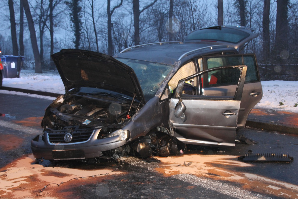 FW-WRN: 1RTW_1NEF: Eine verletzte Person bei Alleinunfall auf der BAB 1