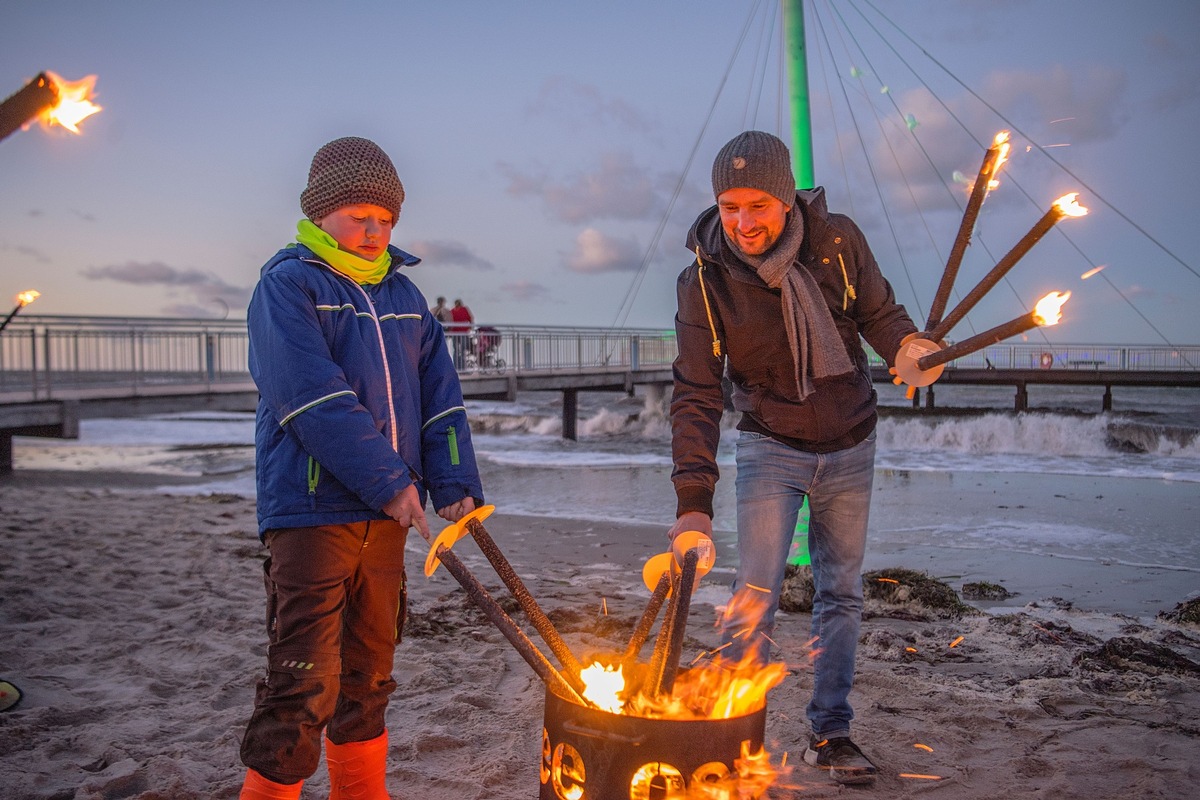 Winterschönes Lichtermeer an der Ostsee