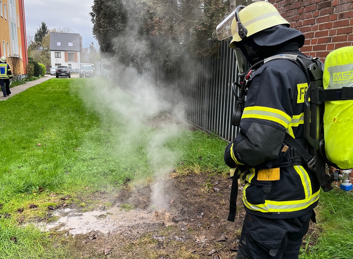 FW Moers: Dampfentwicklung durch beschädigte Fernwärmeleitung in Moers-Vinn