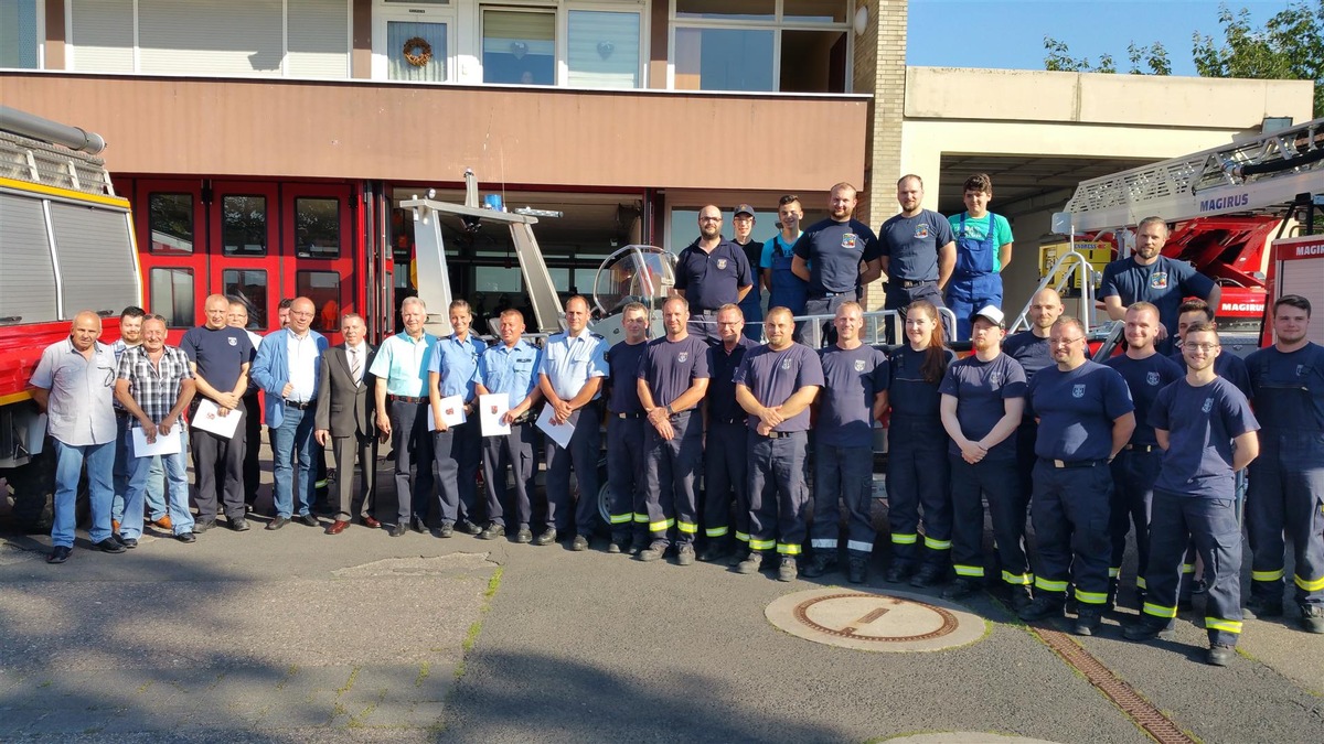 POL-PPKO: Rettung eines Menschen aus der Lahn bei Lahnstein - Belobigung durch Bürgermeister Dornbusch und Polizeipräsident Fromm