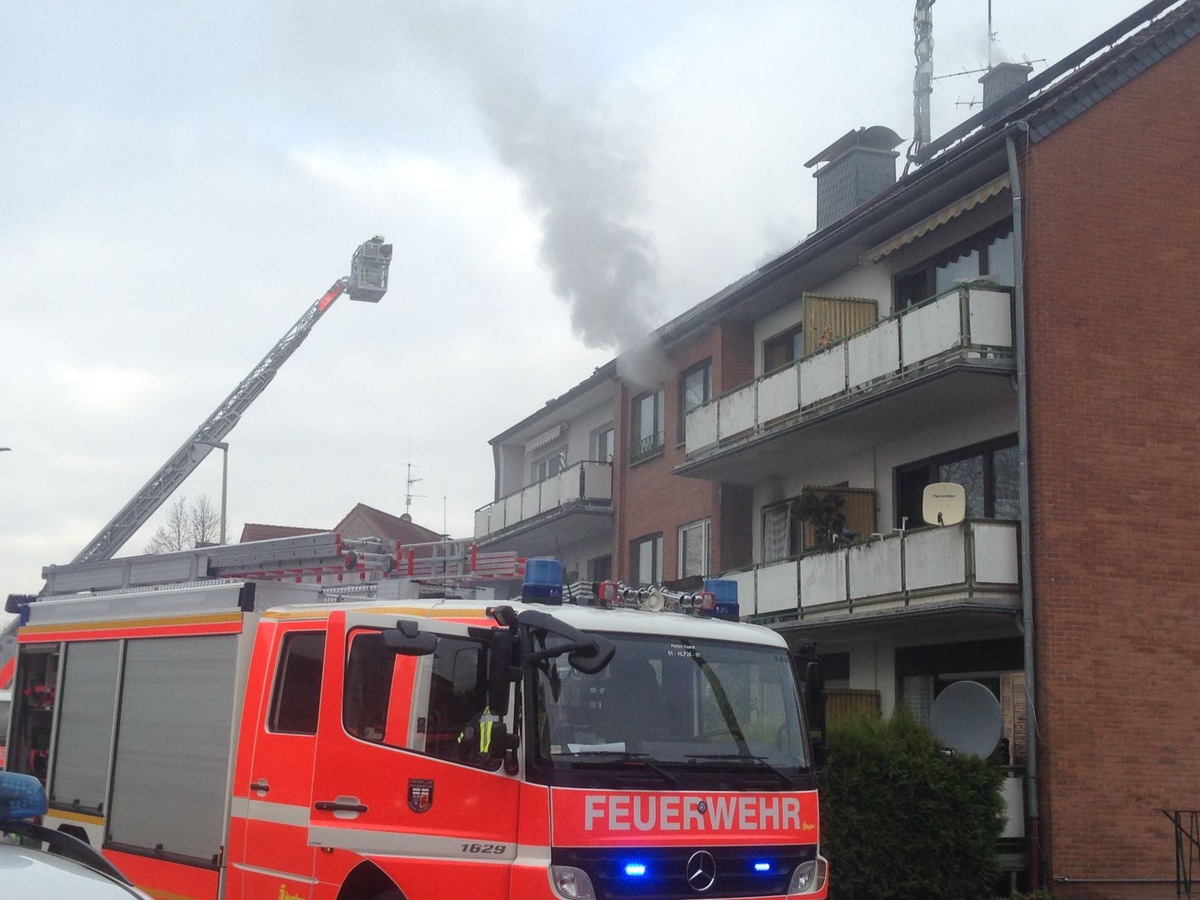 FW-NE: Zimmerbrand in einem Mehrfamilienhaus