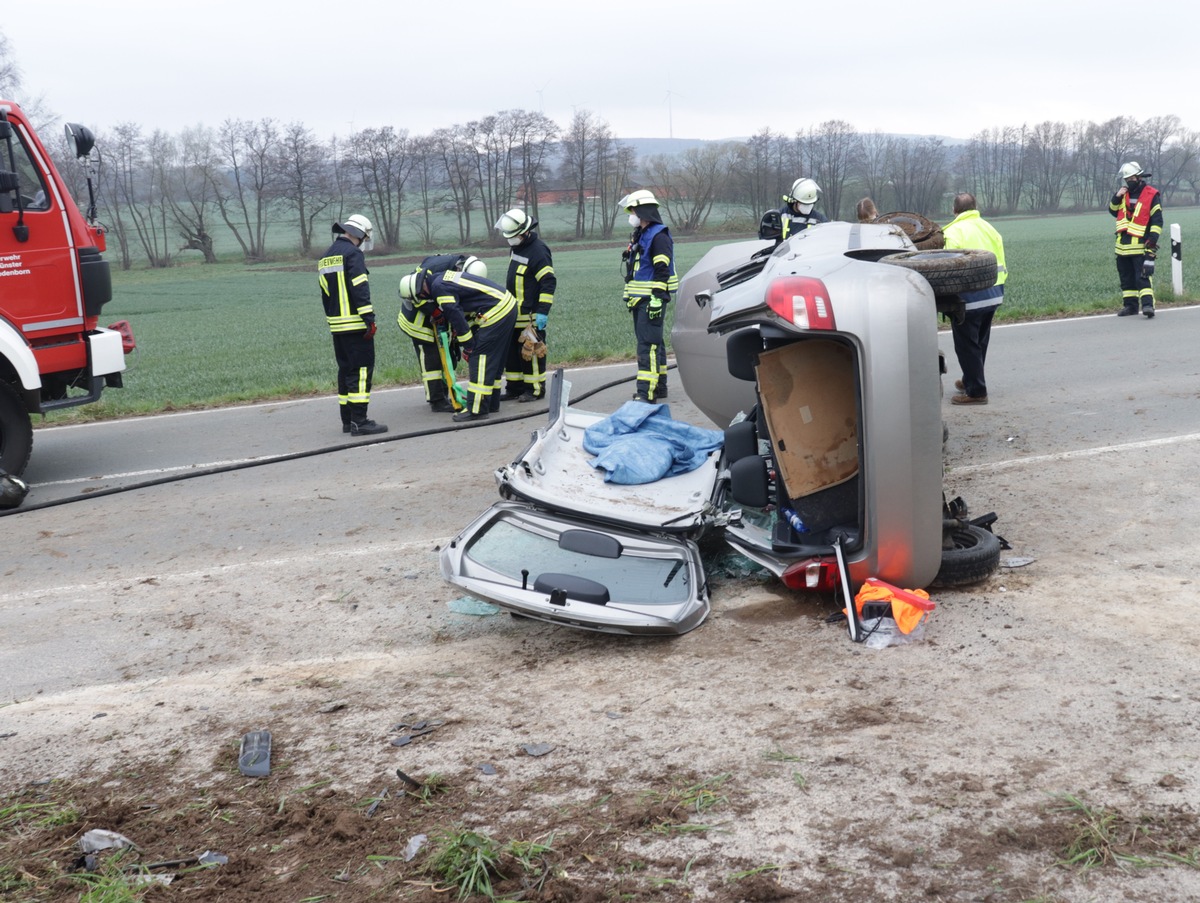 POL-HX: Auto landet auf der Seite / Feuerwehr befreit zwei Personen