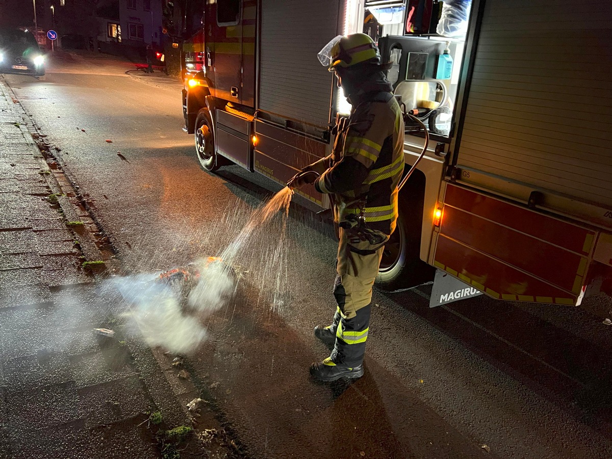 FW-EN: Unruhige Silvesternacht für die Feuerwehr - Balkonbrand im Eicklohweg und drei Altpapiercontainerbrände - Insgesamt 11 Einsätze