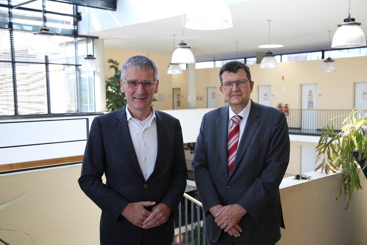 Landtagspräsident Hendrik Hering besucht Universität Koblenz