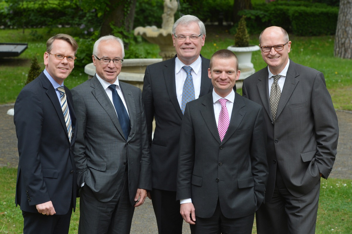 Helmut Heinen mit übergroßer Mehrheit als BDZV-Präsident wiedergewählt (BILD)