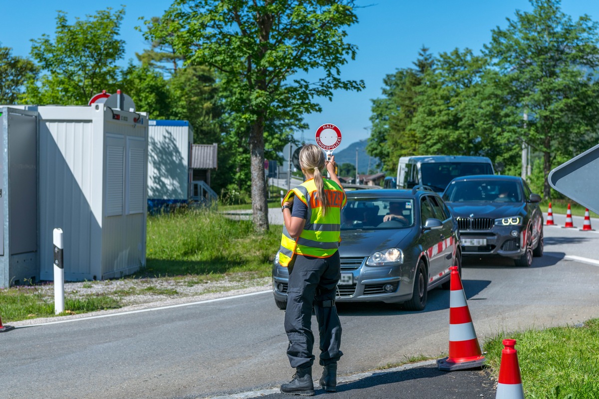 Bundespolizeidirektion München: Mutmaßliche Schleuser festgenommen / Schweizer, Chinesin und Italiener bei Grenzkontrollen mit Migranten gestoppt