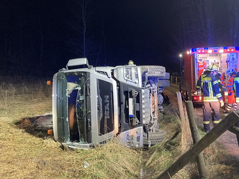 POL-GM: LKW umgekippt - Fahrer leicht verletzt