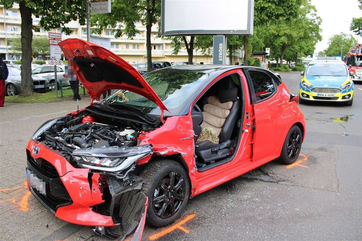 POL-RBK: Bergisch Gladbach - Zwei Leichtverletzte und hoher Sachschaden bei Verkehrsunfall