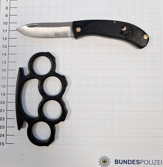 BPOL NRW: Hauptbahnhof Paderborn - Bundespolizei stellt Schlagring und Einhandmesser sicher