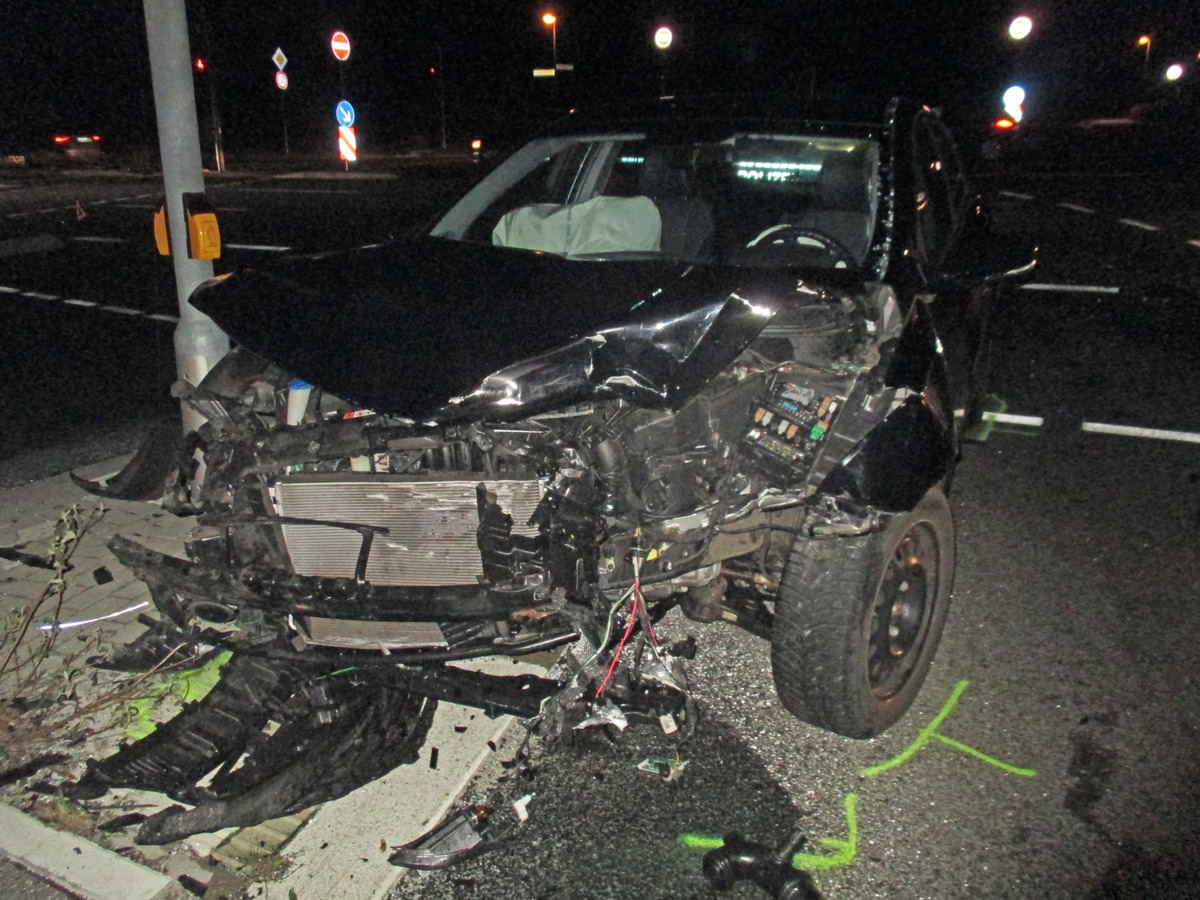 POL-ME: Hoher Sachschaden und ein Leichtverletzter nach Verkehrsunfall - Velbert - 1902048