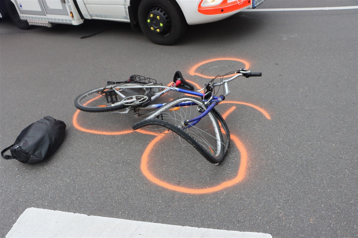 POL-GM: 310821-671: Radfahrer bei Zusammenstoß mit Auto schwer verletzt