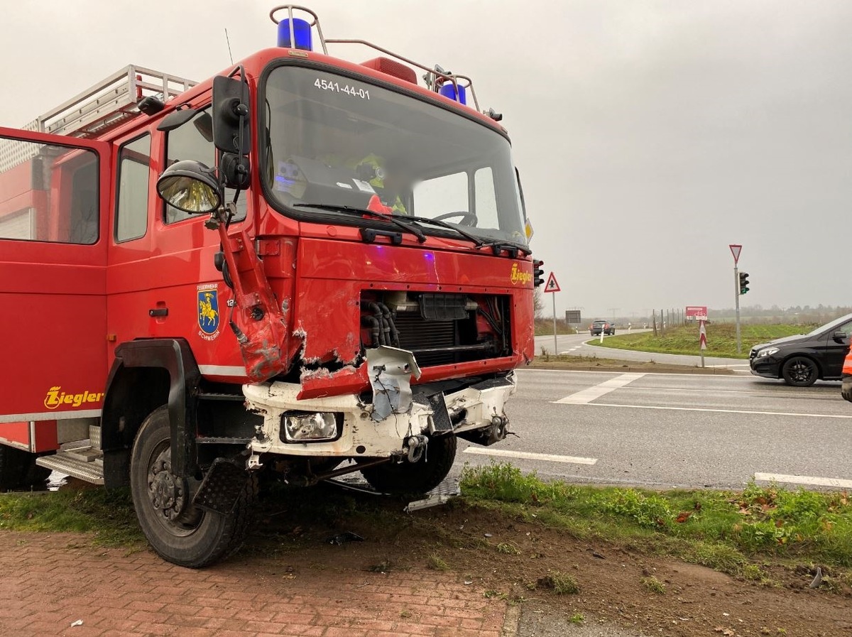 POL-SN: Drei Personen nach Zusammenstoß zwischen Feuerwehrfahrzeug und Pkw verletzt