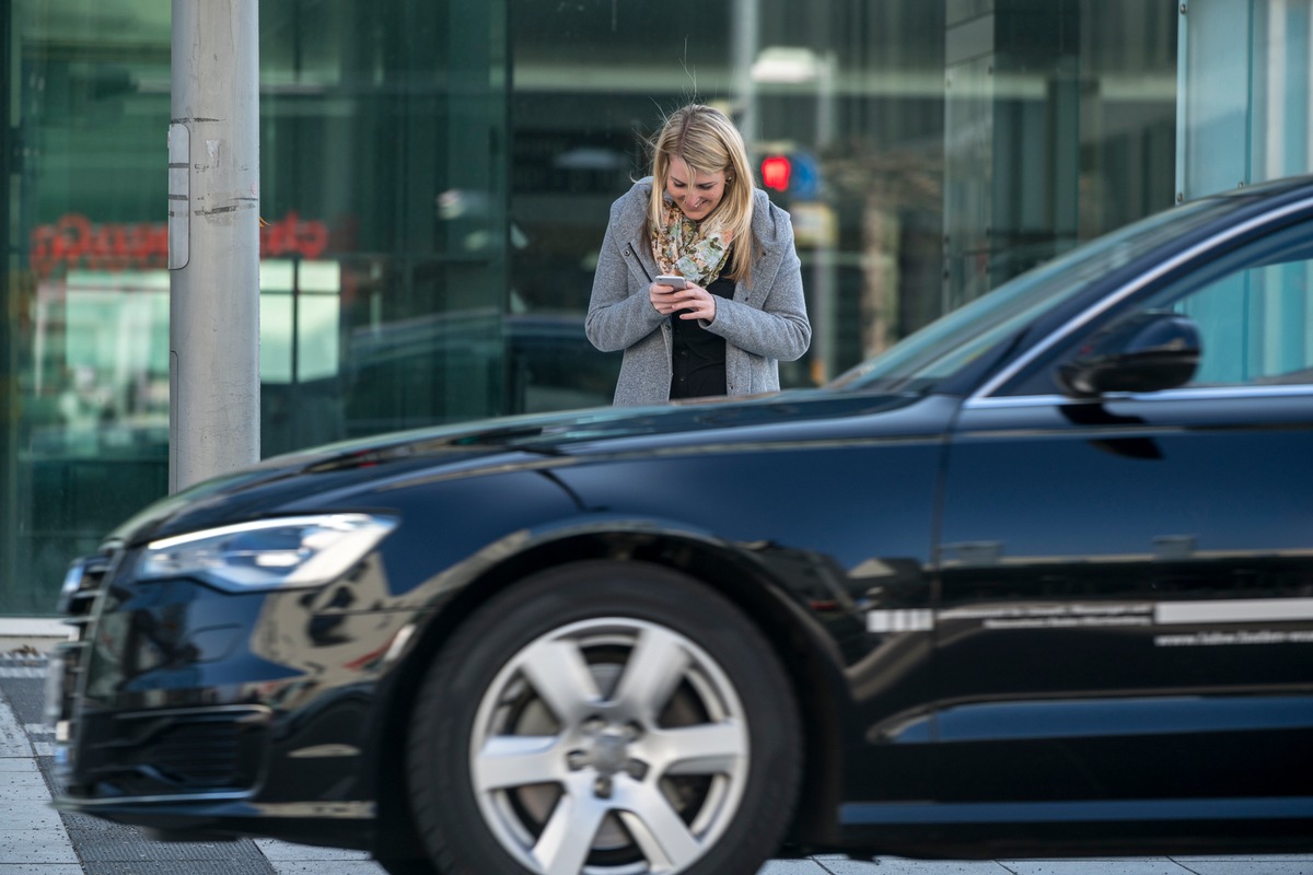 Fußgänger beim Überqueren der Straße: Riskante Ablenkung durch Smartphones / Erhebung der DEKRA Unfallforschung in sechs europäischen Hauptstädten