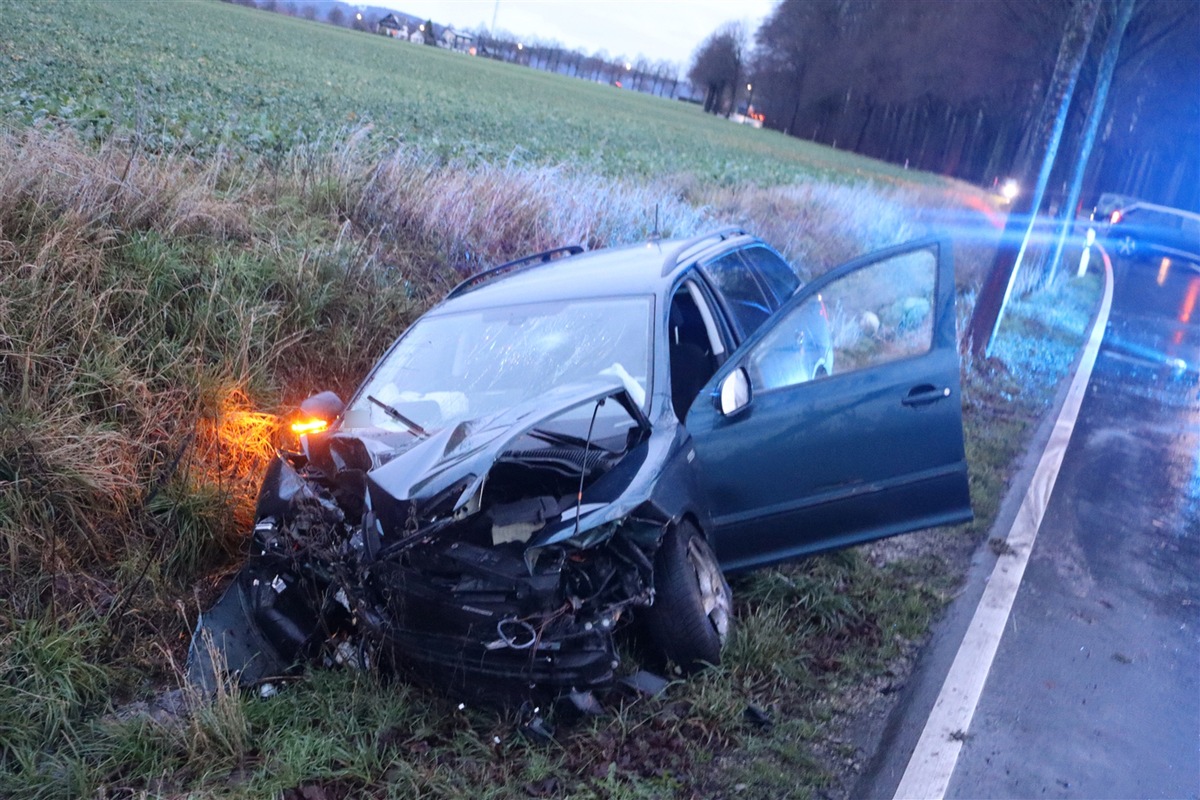 POL-HF: Skoda prallt gegen Baum - Fahrer leicht verletzt