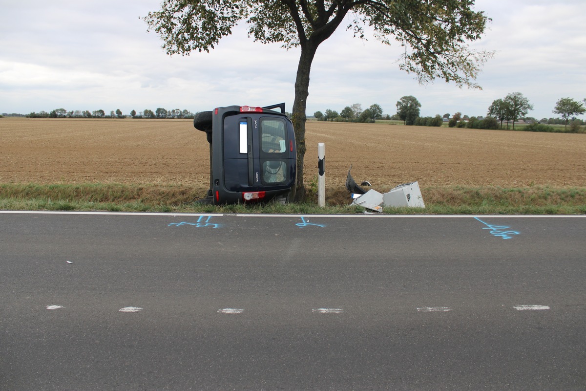 POL-DN: Auto kollidiert mit Baum - Fahrer schwer verletzt