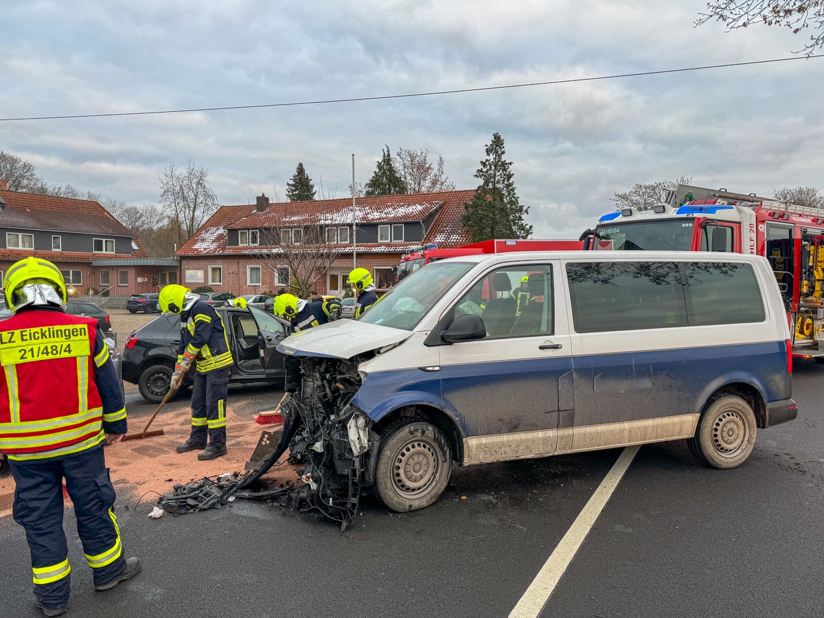 FW Flotwedel: Auslaufende Betriebsstoffe nach Verkehrsunfall - Feuerwehr Eicklingen auf B214 im Einsatz