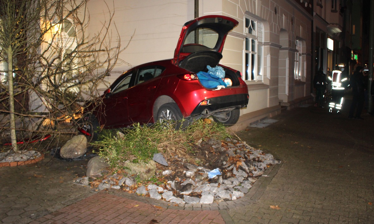 POL-UN: Bönen - Gesundheitliche Probleme am Steuer: Beifahrer verhindert Kollision mit Fußgängerin - Auto landet in Vorgarten