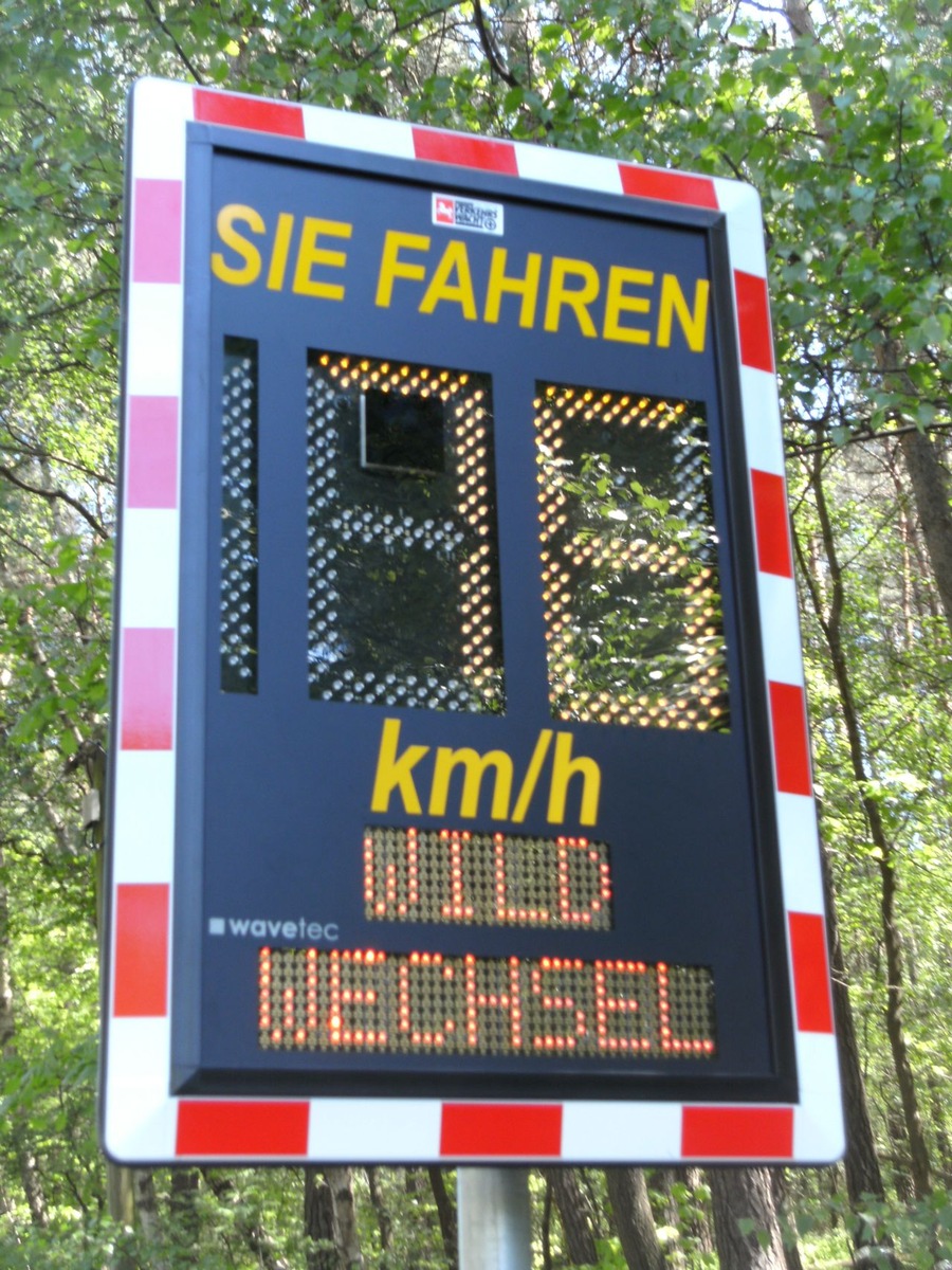 POL-NI: Dialogdisplay und Warnplakat gestohlen  -Bilder im Download-