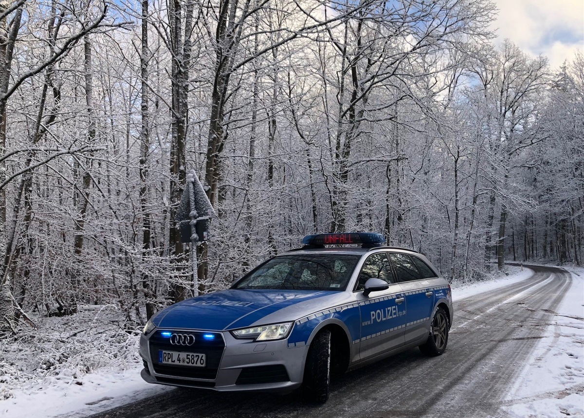 POL-PDNW: Auf winterglatter Fahrbahn ins Schlingern geraten