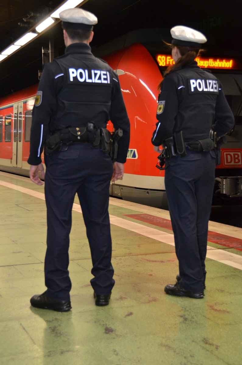 BPOLD FRA: Obdachlose verursacht Gleissperrung im Regionalbahnhof des Flughafens