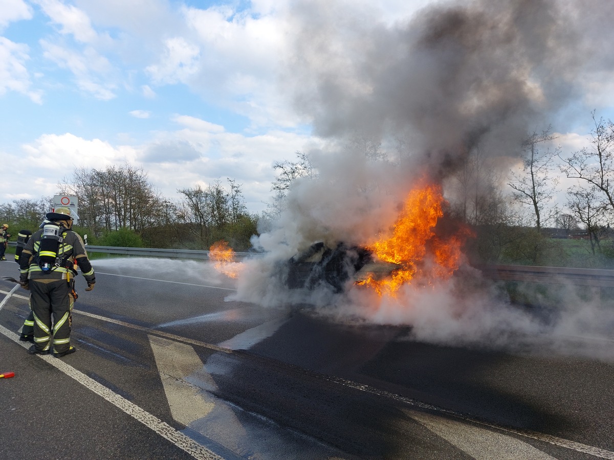 FW Bocholt: Fahrzeugbrand