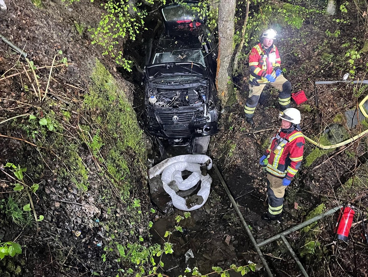 FW-PL: Schwer Verletzte nach Alleinunfall. Bergungsunternehmen im Einsatz