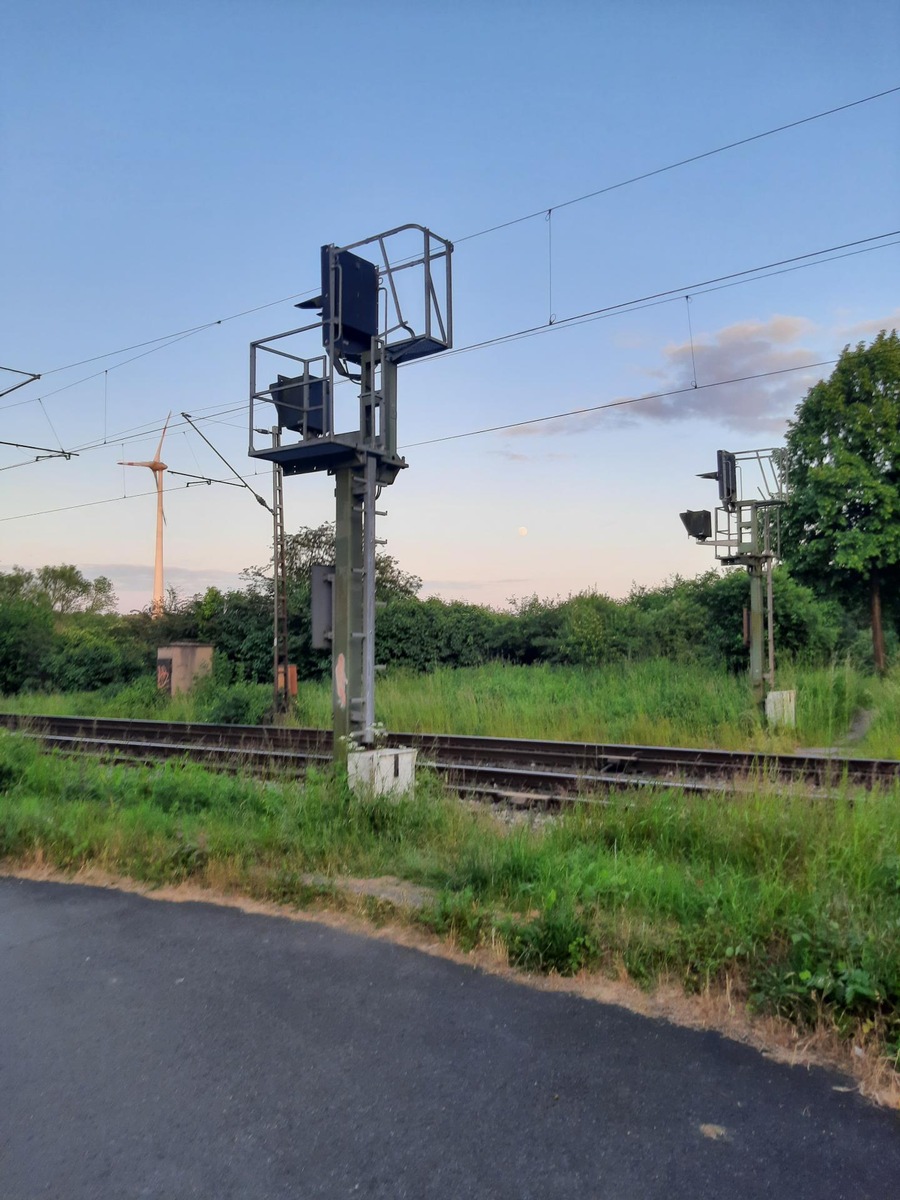 BPOL NRW: Lebensgefahr! - 14-Jährige klettern auf Signalmast - Bundespolizei sperrt Bahnstrecke