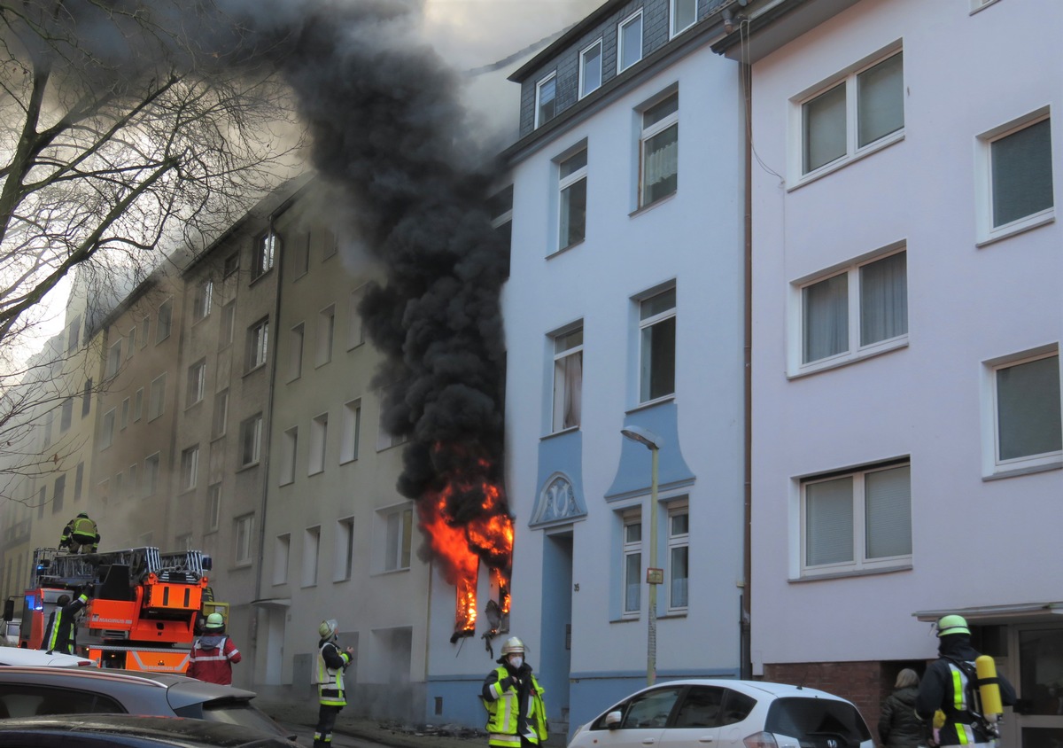 FW-E: Ausgedehnter Wohnungsbrand in einem Mehrfamilienhaus - Drei Personen über Drehleiter gerettet, eine Person verletzt.