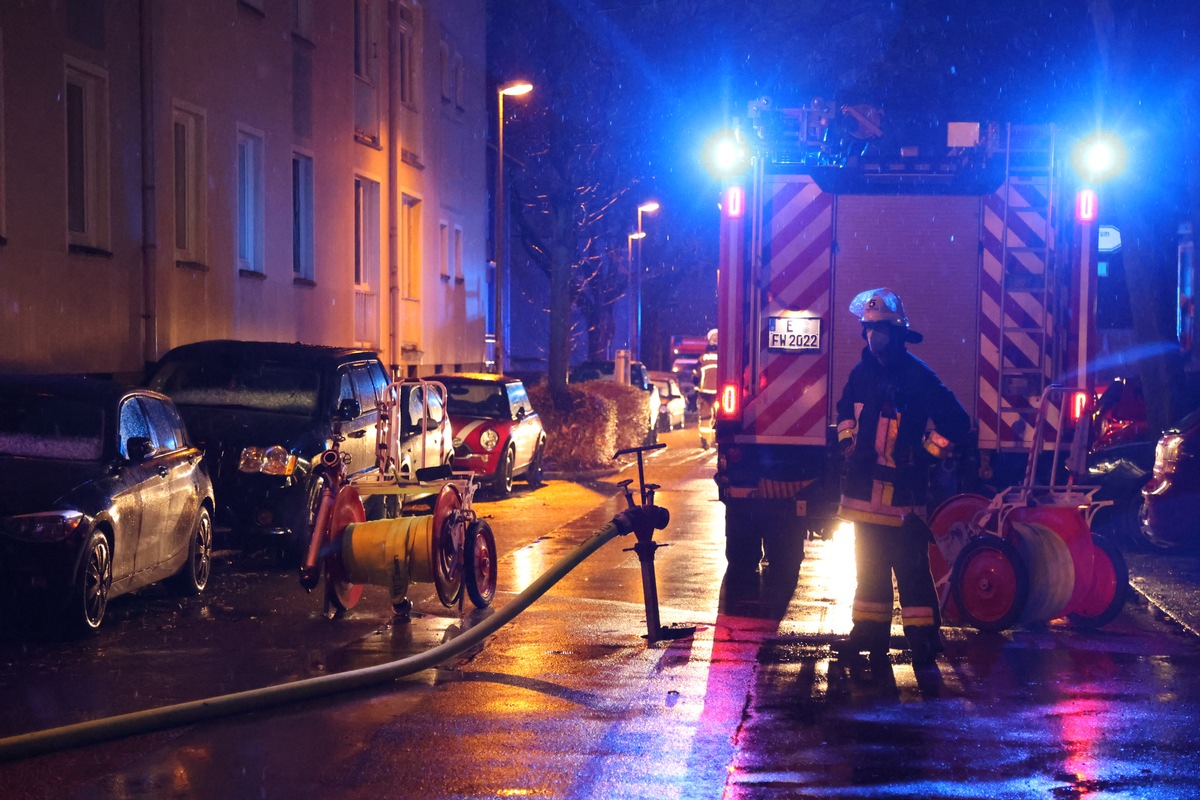 FW-E: Brand in einem Parkhaus in der Innenstadt - angrenzende Tierhandlung verraucht