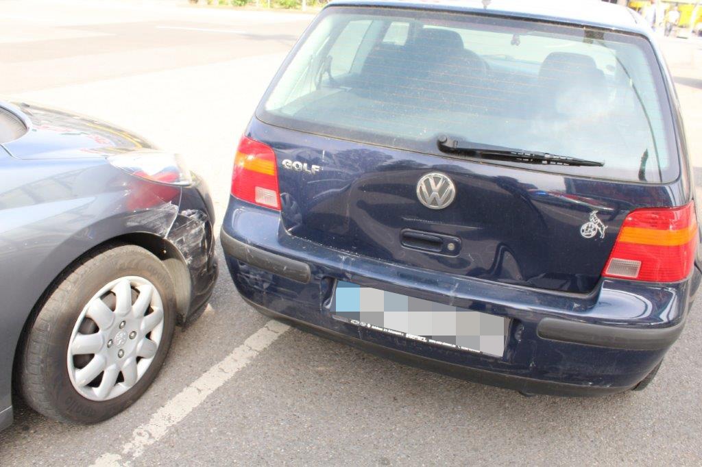 POL-DU: Obermeiderich: Fünf beschädigte Autos bei Verkehrsunfall