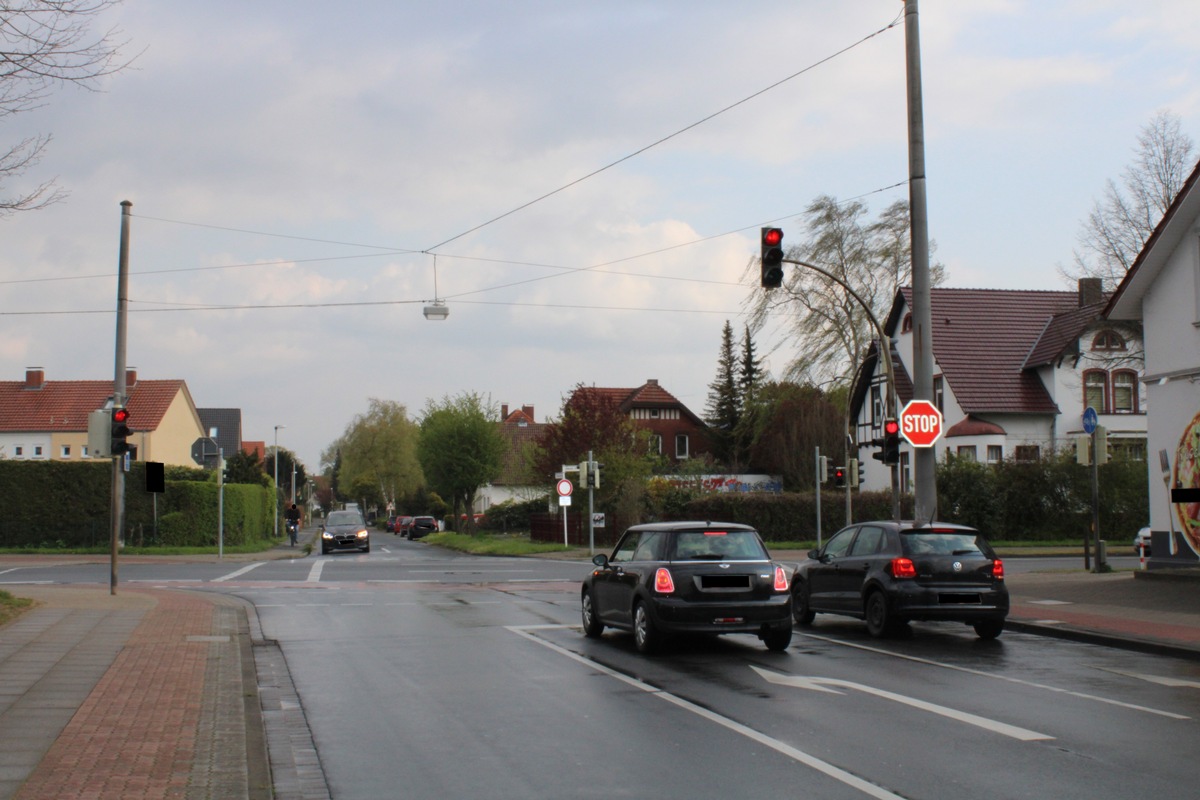 POL-MI: Autofahrer schneidet Radfahrer: 54-Jähriger verletzt sich.