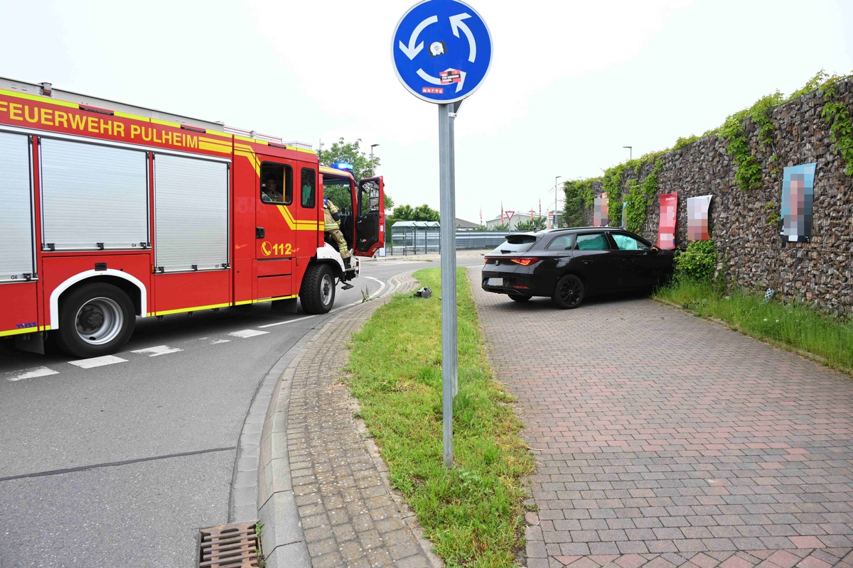 FW Pulheim: Verkehrsunfall im Kreisverkehr