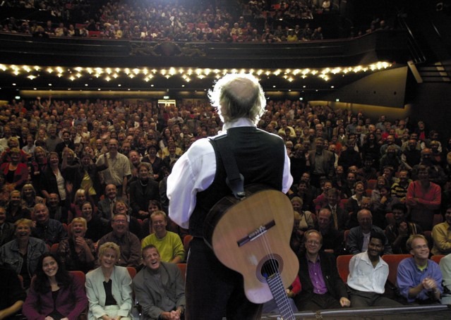 Chansons, Comedy und ein Feuerwerk an Inspiration: 13. Sommer Festival - 3. bis 23. Juni 2004 im Corso Theater Zürich