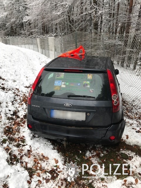 POL-PPWP: Unfall auf glatter Fahrbahn