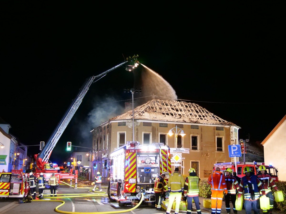 FW LK Neunkirchen: Brand eines leerstehenden Hotel-Restaurants in der Hauptstraße