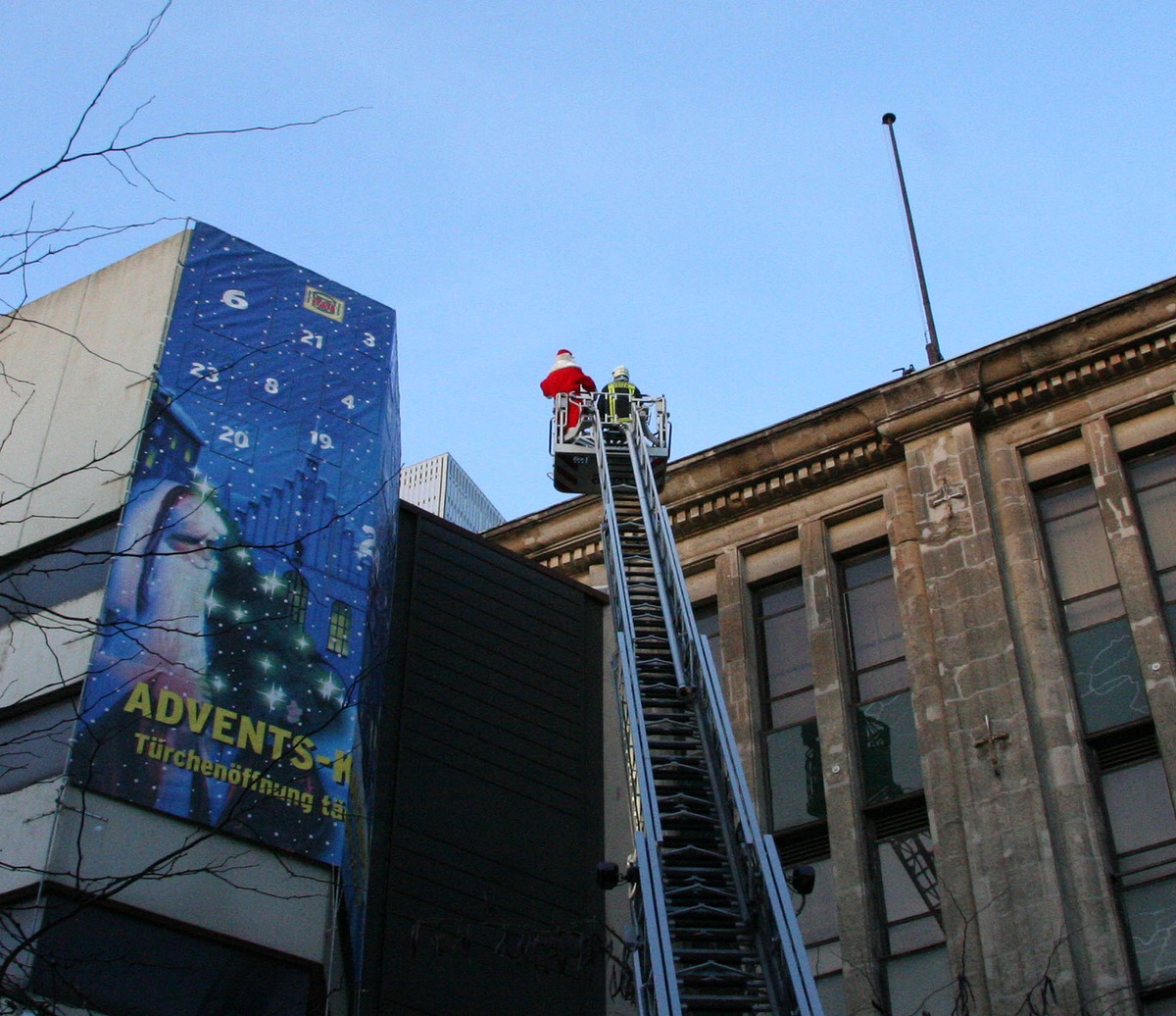 FW-E: Feuerwehr hilft dem Nikolaus in die Höhe