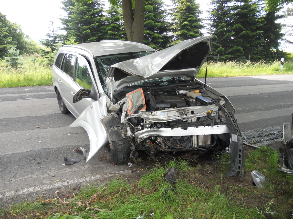 POL-HOL: Landesstraße 584 -  Bevern - Allersheim: Gegen Baum geprallt - leicht verletzt - PKW Totalschaden -