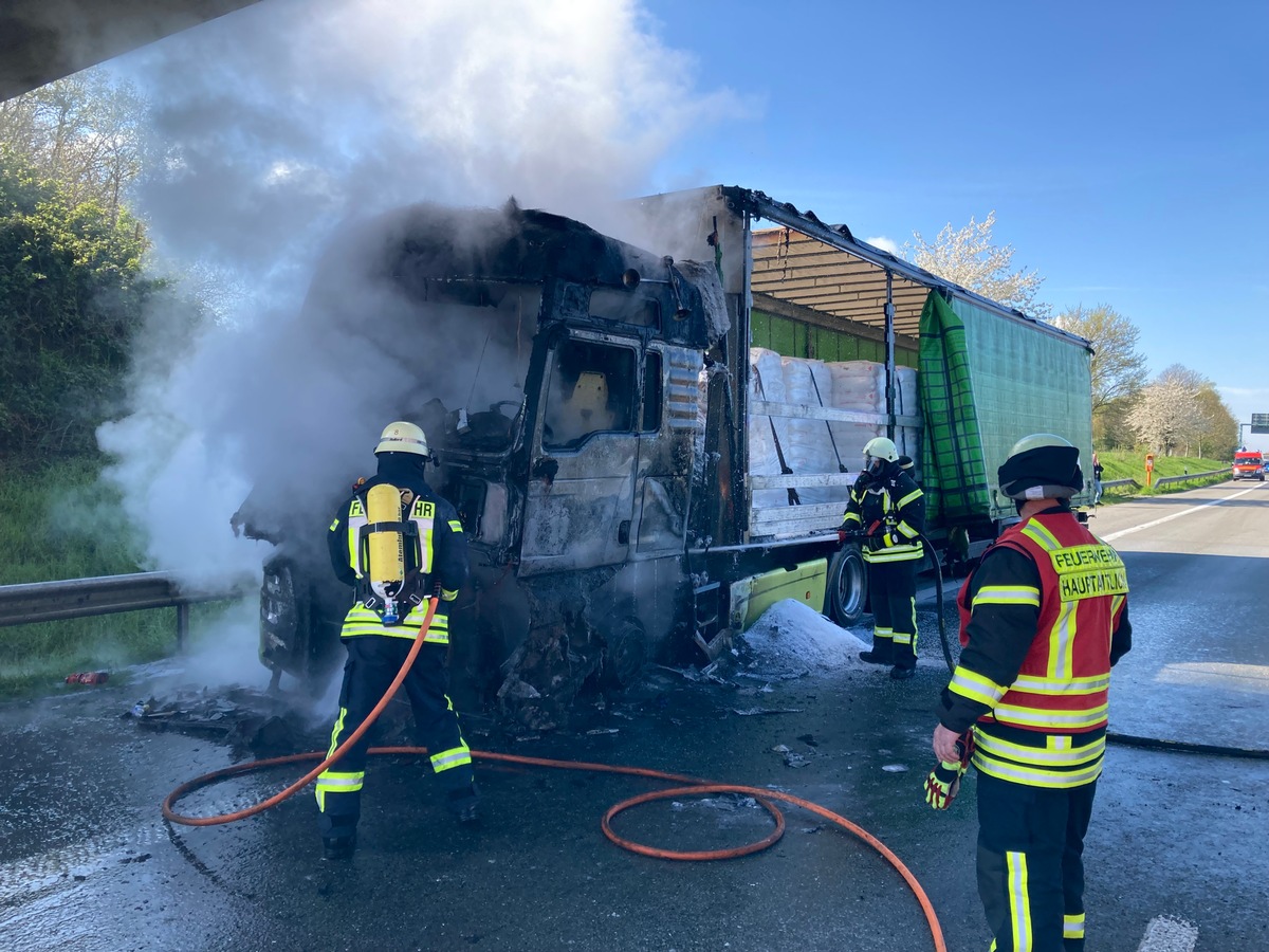 FF Bad Salzuflen: Lkw-Brand sorgt für kilometerlangen Stau auf der A2 / Freiwillige Feuerwehr Bad Salzuflen ist im Dauereinsatz