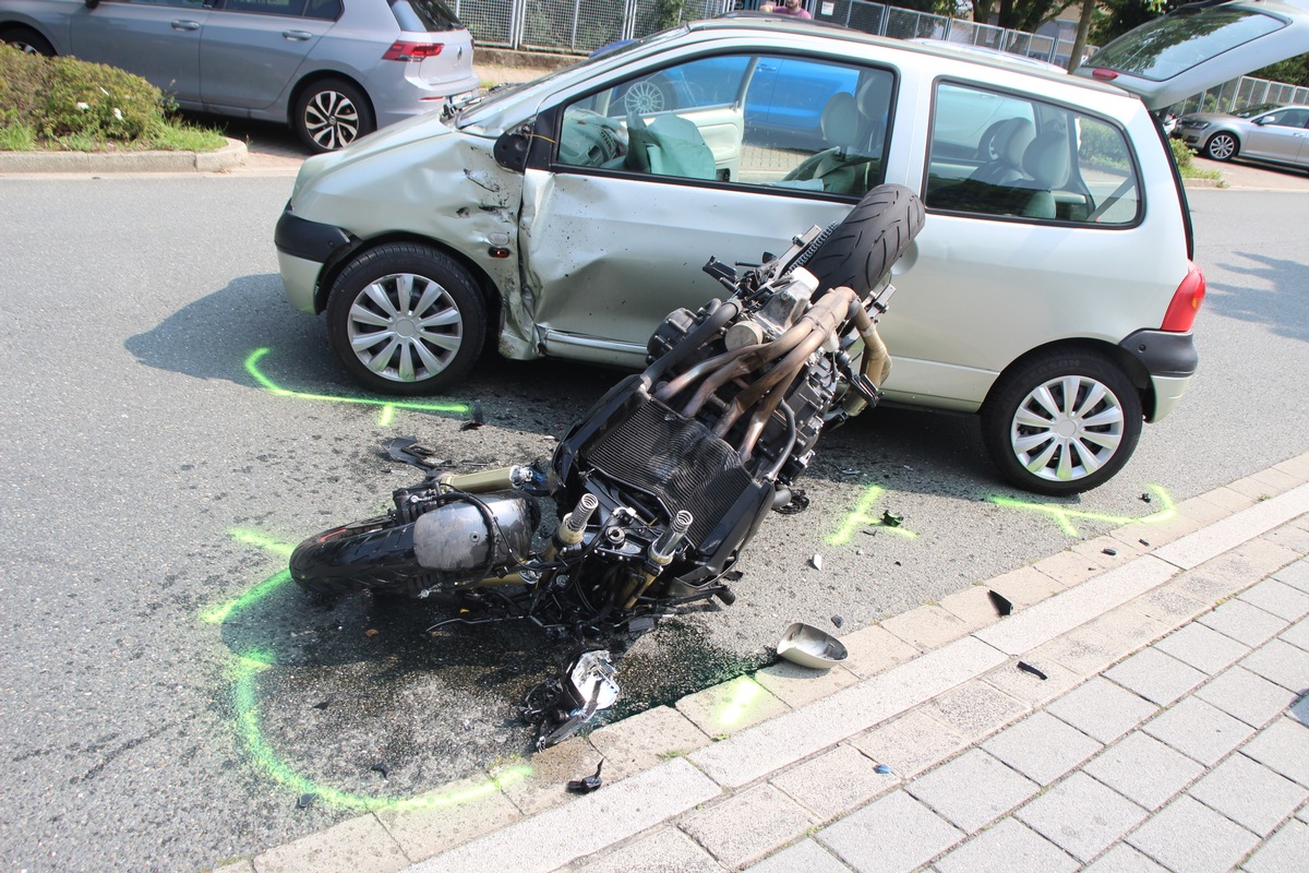 POL-NE: Motorradfahrer wird bei Kollision mit Auto schwer verletzt