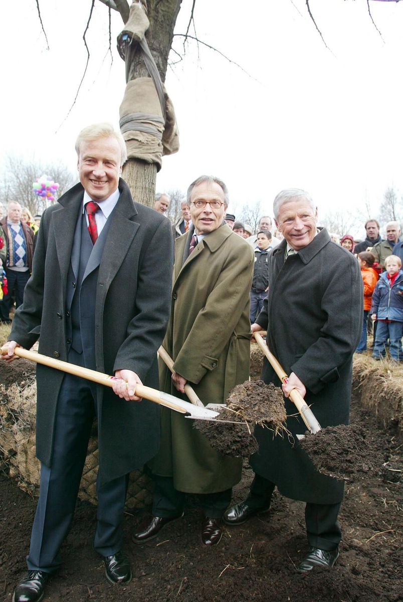 Eine Vision wird Realität: Hamburg richtet die IGA 2013 aus! / Hamburg-Wilhelmsburg erhält 500.000sten Fielmann-Baum