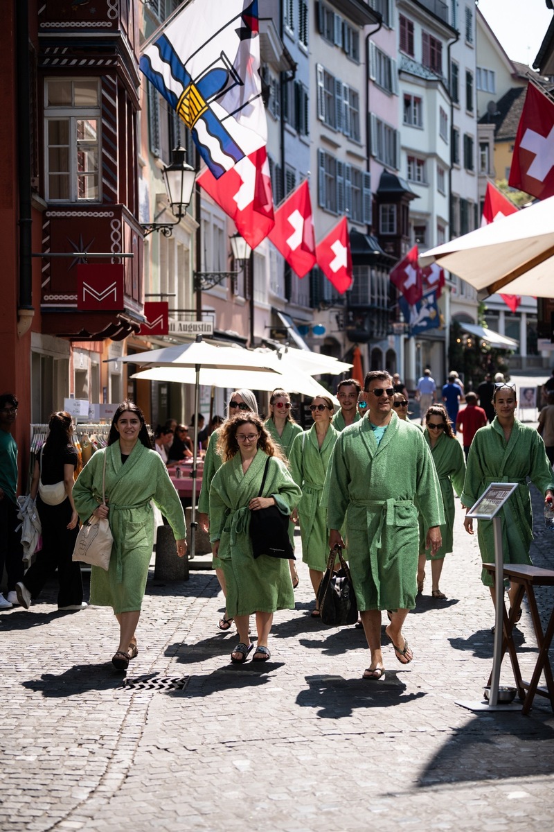 Zum globalen Wellnesstag: Bademantel-Spektakel in Zürich