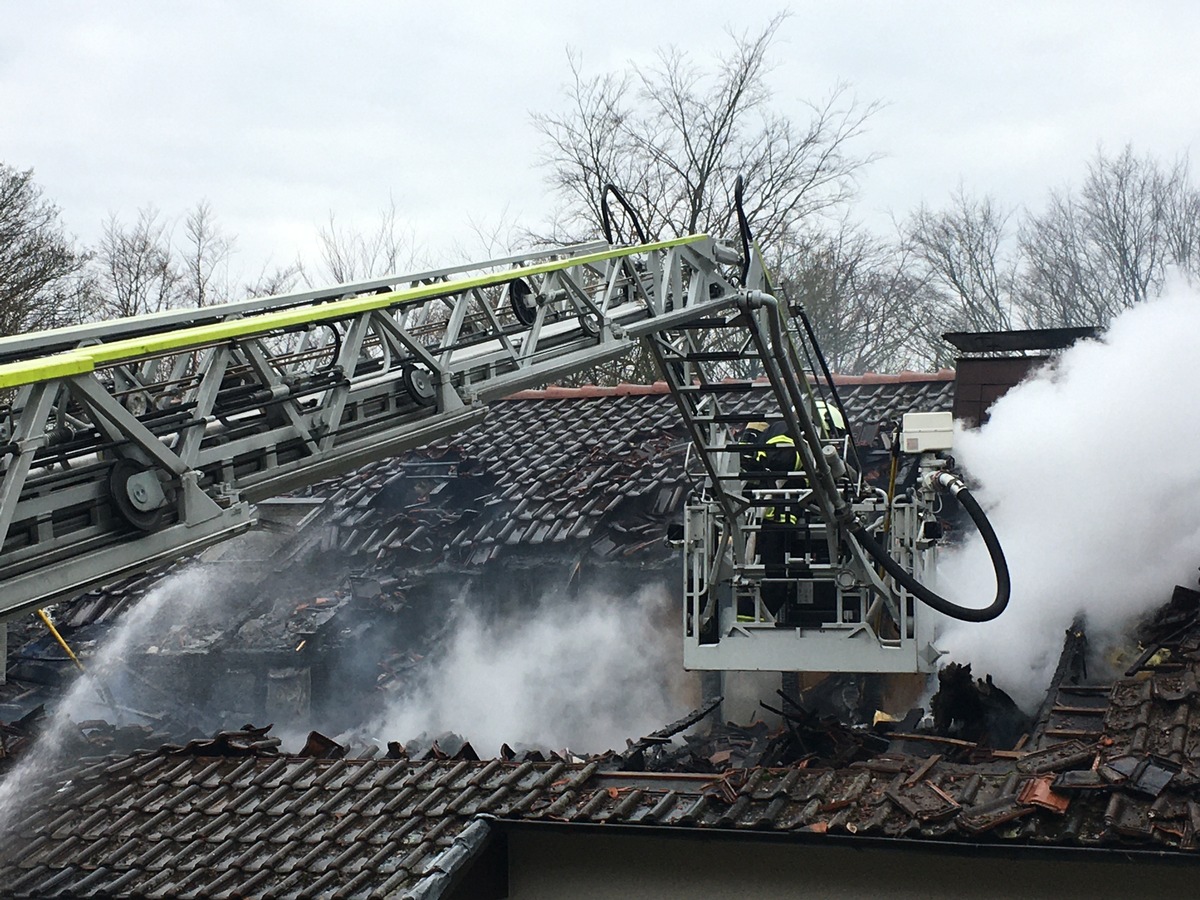 FW-MK: +++UPDATE - Dachstuhlbrand+++