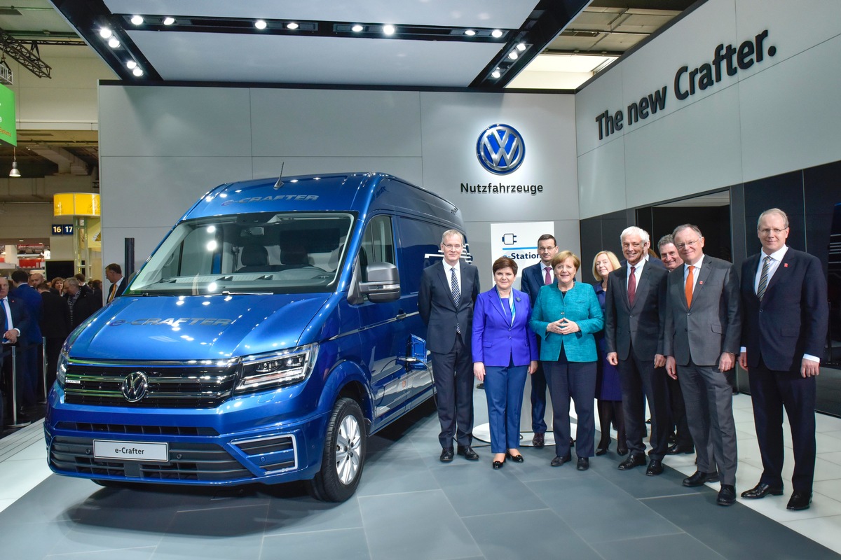 Bundeskanzlerin Merkel und die polnische Ministerpräsidentin Szydlo besuchen Messestand von Volkswagen Nutzfahrzeuge in Hannover