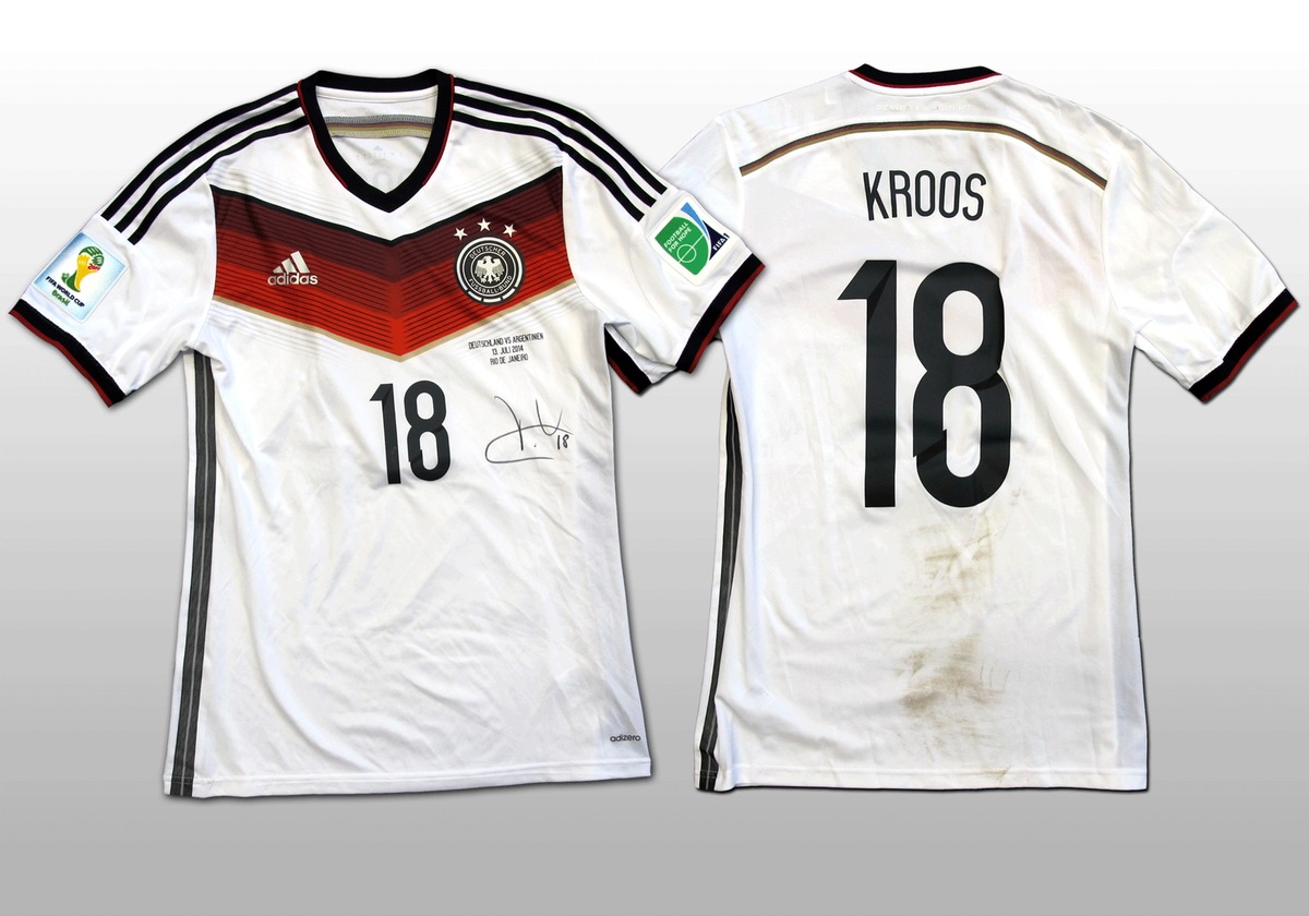 Fußball-Hammer: Toni Kroos versteigert sein getragenes WM-Finaltrikot / Mittelfeldspieler stellt handsigniertes Stück Sportgeschichte zur Verfügung / Erlös kommt der Toni Kroos Stiftung zugute