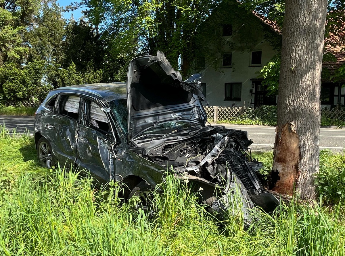 POL-MI: Auto kracht gegen Baum