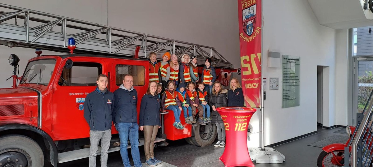 FW-OE: Kinderfeuerwehr Brachthausen besucht Feuer- und Rettungswache Siegen